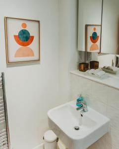 格拉斯哥Lovely Bohemian Apartment in Heart of City Life的白色的浴室设有水槽和镜子