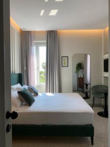 特罗佩阿NoOne Tropea Guesthouse的一间卧室设有一张大床和一个窗户。