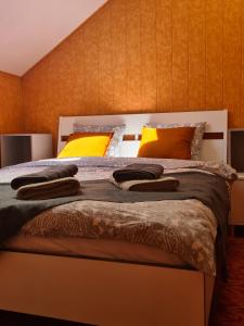 里加Guest House KAKTUS的一间卧室配有一张带两个枕头的床
