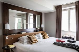 巴黎Holiday Inn Paris Elysées, an IHG Hotel的一间卧室配有一张大床和大镜子