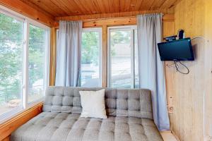 StandishCozy Lakefront Suite的配有电视和窗户的沙发