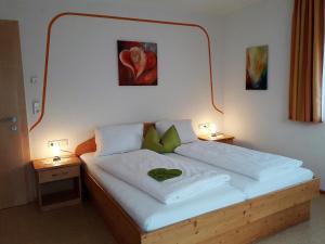 图克斯Haus Ausblick的一张床位,房间配有两张桌子和两盏灯