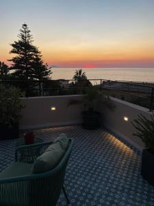 特罗佩阿NoOne Tropea Guesthouse的日落时分海景天井