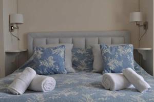 韦德布里奇Gorgeous Apartment only yards from Polzeath Beach的一张带白色毛巾和枕头的床