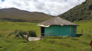 Del SalitreHacienda Yanahurco的草屋顶的小小屋