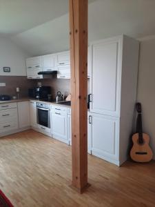 米库洛夫Apartmán Mikulov的厨房配有白色橱柜和木杆