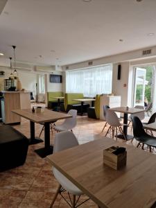 里加Guest House KAKTUS的一间设有桌椅的大房间和一间带窗户的房间