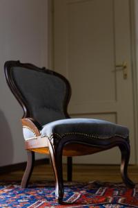 托雷佩利切Maison Flipot的一张黑白椅子,坐在地毯上