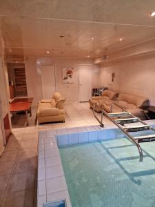 里加Guest House KAKTUS的一间大客房,中间设有一个游泳池