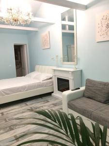 康斯坦察Solaria House的一间卧室配有一张床、一把椅子和镜子