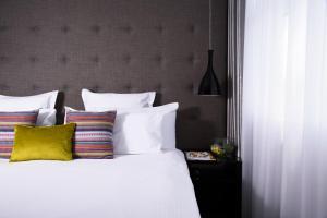 伦敦K西酒店&SPA的卧室配有一张带白色床单和枕头的大床。
