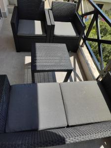 诺亚福克Eleven And A Half apartment的阳台上配有两把椅子和两张桌子