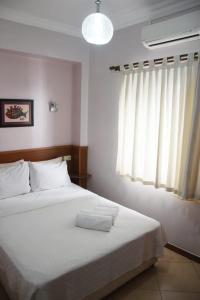 博德鲁姆Mia Butik Hotel Bodrum的卧室配有白色的床和窗户。