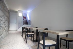 波尔图TOP Porto的一间带桌椅的餐厅,以及楼梯
