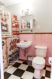 科尔特斯梅萨维德复古汽车旅馆的粉红色的浴室设有卫生间和水槽