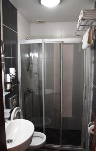 博德鲁姆Mia Butik Hotel Bodrum的带淋浴、卫生间和盥洗盆的浴室