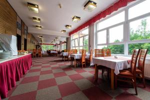 塔查斯卡-鲁穆尼卡萨散卡酒店的用餐室设有桌椅和窗户。
