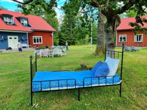 永比Bolmen Bed - Vandrarhem的庭院里一张带蓝色床单和枕头的床