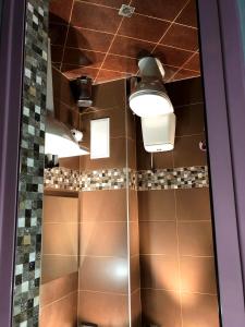 瓦尔纳Radost的棕色瓷砖和灯天花板淋浴