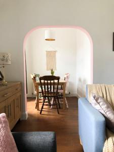 亚历山德里亚Light & Spacious Loch Lomond Apartment的一间带桌子和椅子的用餐室