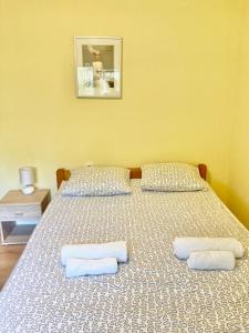 萨格勒布Mlinovi的一间卧室配有两张带白色床单和枕头的床。
