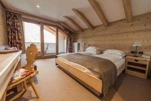 奥蒂塞伊阿纳利亚酒店的木制客房内的一间卧室配有一张大床