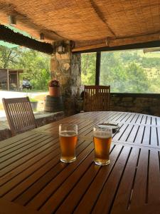 坎普罗东Mas Molladar的木桌旁放两杯啤酒