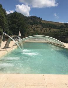 坎普罗东Mas Molladar的一座桥,一座游泳池,一座喷泉