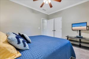 亚特兰大Atlanta Private Charming Room 2的一间卧室配有蓝色的床和一台平面电视