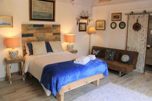 里斯本Geronimo Guest House Belém的一间卧室配有一张床和一张沙发