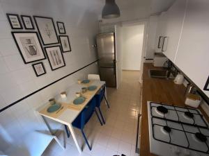 塔拉戈纳Topitos Apartment Casc Antic的一间带桌子和冰箱的小厨房