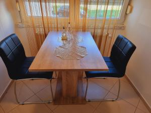 科普里夫尼察Skitnica Gold的餐桌、两把椅子和一张木桌