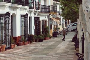 托洛克斯Casa Pepe La Rosa的城市里走在街上的女人