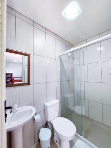 瓜尔达恩巴Pousada Container Eco Guarda的浴室配有卫生间、盥洗盆和淋浴。
