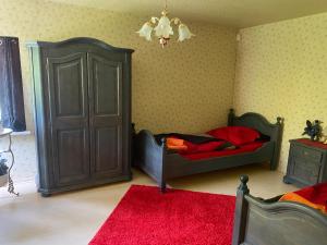 松特拉Chalet am See的一间卧室配有一张床和红色地毯