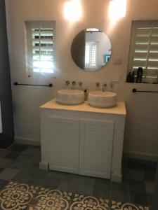 圣维罗尼卡KokohauBungalows的浴室设有2个水槽和镜子