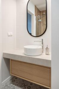什切青Scandinavian的一间带水槽和镜子的浴室