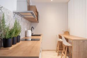什切青Scandinavian的厨房设有白色的墙壁和木制台面