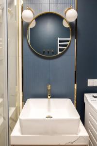 什切青Elegant Junior的浴室设有白色水槽和镜子