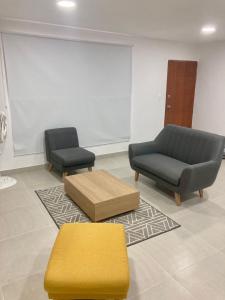 卡塔赫纳Casa Sonia的一间等待室,配有两把椅子和一张沙发