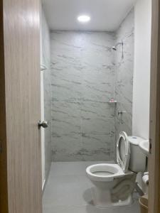 卡塔赫纳Casa Sonia的一间带卫生间和淋浴的浴室