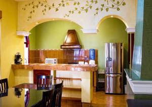 瓦哈卡市Suites Bello Xochimilco by DOT Tradition的厨房配有柜台和冰箱。