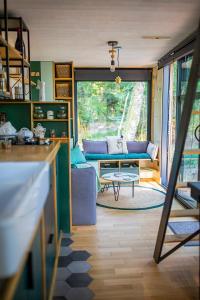Saint-LaurentInspire Tiny的客厅配有沙发和桌子