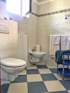 PremenoLa Stazione的白色的浴室设有卫生间和水槽。