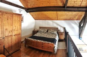 PremenoLa Stazione的一间卧室设有一张床和木制天花板