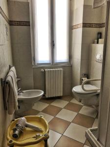 PremenoLa Stazione的浴室设有2个卫生间和水槽