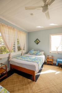 阿皮亚萨摩亚奥特日吉儿酒店的一间卧室设有一张床和两个窗户。