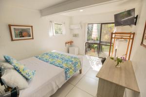 阿皮亚萨摩亚奥特日吉儿酒店的一间小卧室,配有床和窗户
