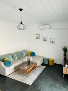 兹拉马Soners Dream Apartment的带沙发和咖啡桌的客厅