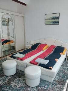 雷达ROMANOWKA的一间卧室配有两张床和两张凳子